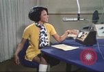 Standbild Die Künstlerin Barbara Randolph als Disc Jockey Los Angeles California USA, 1974, aus Sekunde 57 historischem Filmmaterial Videoclip 65675073625