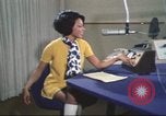 Standbild Die Künstlerin Barbara Randolph als Disc Jockey Los Angeles California USA, 1974, aus Sekunde 58 historischem Filmmaterial Videoclip 65675073625