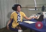 Standbild Die Künstlerin Barbara Randolph als Disc Jockey Los Angeles California USA, 1974, aus Sekunde 59 historischem Filmmaterial Videoclip 65675073625