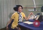 Standbild Die Künstlerin Barbara Randolph als Disc Jockey Los Angeles California USA, 1974, aus Sekunde 60 historischem Filmmaterial Videoclip 65675073625