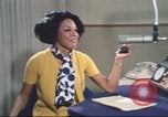 Standbild Die Künstlerin Barbara Randolph als Disc Jockey Los Angeles California USA, 1974, aus Sekunde 61 historischem Filmmaterial Videoclip 65675073625