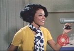 Standbild Die Künstlerin Barbara Randolph als Disc Jockey Los Angeles California USA, 1974, aus Sekunde 62 historischem Filmmaterial Videoclip 65675073625