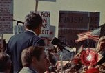 Immagine di Richard Nixon parla ai lavoratori di automobile durante la crisi energetica Saginaw Michigan USA, 1974, secondo 6 filmato di repertorio 65675073721