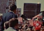 Immagine di Richard Nixon parla ai lavoratori di automobile durante la crisi energetica Saginaw Michigan USA, 1974, secondo 8 filmato di repertorio 65675073721
