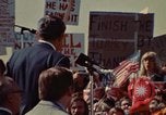 Immagine di Richard Nixon parla ai lavoratori di automobile durante la crisi energetica Saginaw Michigan USA, 1974, secondo 10 filmato di repertorio 65675073721