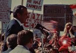 Immagine di Richard Nixon parla ai lavoratori di automobile durante la crisi energetica Saginaw Michigan USA, 1974, secondo 13 filmato di repertorio 65675073721