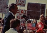 Immagine di Richard Nixon parla ai lavoratori di automobile durante la crisi energetica Saginaw Michigan USA, 1974, secondo 14 filmato di repertorio 65675073721