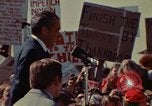 Immagine di Richard Nixon parla ai lavoratori di automobile durante la crisi energetica Saginaw Michigan USA, 1974, secondo 18 filmato di repertorio 65675073721