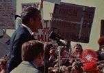 Immagine di Richard Nixon parla ai lavoratori di automobile durante la crisi energetica Saginaw Michigan USA, 1974, secondo 20 filmato di repertorio 65675073721