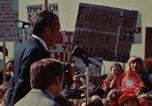 Immagine di Richard Nixon parla ai lavoratori di automobile durante la crisi energetica Saginaw Michigan USA, 1974, secondo 21 filmato di repertorio 65675073721