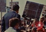 Immagine di Richard Nixon parla ai lavoratori di automobile durante la crisi energetica Saginaw Michigan USA, 1974, secondo 22 filmato di repertorio 65675073721
