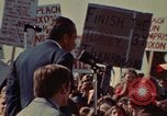 Immagine di Richard Nixon parla ai lavoratori di automobile durante la crisi energetica Saginaw Michigan USA, 1974, secondo 23 filmato di repertorio 65675073721