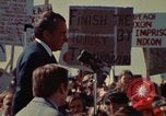Immagine di Richard Nixon parla ai lavoratori di automobile durante la crisi energetica Saginaw Michigan USA, 1974, secondo 24 filmato di repertorio 65675073721