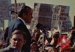 Immagine di Richard Nixon parla ai lavoratori di automobile durante la crisi energetica Saginaw Michigan USA, 1974, secondo 29 filmato di repertorio 65675073721