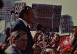 Immagine di Richard Nixon parla ai lavoratori di automobile durante la crisi energetica Saginaw Michigan USA, 1974, secondo 31 filmato di repertorio 65675073721