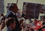 Immagine di Richard Nixon parla ai lavoratori di automobile durante la crisi energetica Saginaw Michigan USA, 1974, secondo 40 filmato di repertorio 65675073721