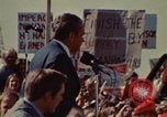 Immagine di Richard Nixon parla ai lavoratori di automobile durante la crisi energetica Saginaw Michigan USA, 1974, secondo 41 filmato di repertorio 65675073721
