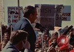 Immagine di Richard Nixon parla ai lavoratori di automobile durante la crisi energetica Saginaw Michigan USA, 1974, secondo 42 filmato di repertorio 65675073721