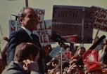 Immagine di Richard Nixon parla ai lavoratori di automobile durante la crisi energetica Saginaw Michigan USA, 1974, secondo 45 filmato di repertorio 65675073721