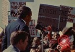 Immagine di Richard Nixon parla ai lavoratori di automobile durante la crisi energetica Saginaw Michigan USA, 1974, secondo 49 filmato di repertorio 65675073721