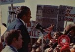 Immagine di Richard Nixon parla ai lavoratori di automobile durante la crisi energetica Saginaw Michigan USA, 1974, secondo 50 filmato di repertorio 65675073721