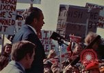 Immagine di Richard Nixon parla ai lavoratori di automobile durante la crisi energetica Saginaw Michigan USA, 1974, secondo 53 filmato di repertorio 65675073721