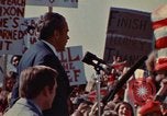 Immagine di Richard Nixon parla ai lavoratori di automobile durante la crisi energetica Saginaw Michigan USA, 1974, secondo 55 filmato di repertorio 65675073721