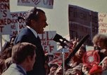 Immagine di Richard Nixon parla ai lavoratori di automobile durante la crisi energetica Saginaw Michigan USA, 1974, secondo 56 filmato di repertorio 65675073721