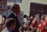 Immagine di Richard Nixon parla ai lavoratori di automobile durante la crisi energetica Saginaw Michigan USA, 1974, secondo 57 filmato di repertorio 65675073721