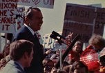 Immagine di Richard Nixon parla ai lavoratori di automobile durante la crisi energetica Saginaw Michigan USA, 1974, secondo 59 filmato di repertorio 65675073721
