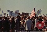 Immagine di Richard Nixon parla ai lavoratori di automobile durante la crisi energetica Saginaw Michigan USA, 1974, secondo 62 filmato di repertorio 65675073721
