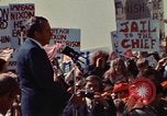 Immagine di Richard Nixon parla alla folla Saginaw Michigan USA, 1974, secondo 3 filmato di repertorio 65675073722