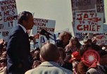 Immagine di Richard Nixon parla alla folla Saginaw Michigan USA, 1974, secondo 7 filmato di repertorio 65675073722