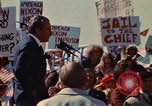 Immagine di Richard Nixon parla alla folla Saginaw Michigan USA, 1974, secondo 8 filmato di repertorio 65675073722