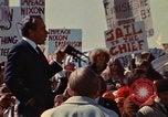 Immagine di Richard Nixon parla alla folla Saginaw Michigan USA, 1974, secondo 11 filmato di repertorio 65675073722
