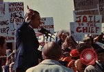 Immagine di Richard Nixon parla alla folla Saginaw Michigan USA, 1974, secondo 16 filmato di repertorio 65675073722