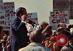 Immagine di Richard Nixon parla alla folla Saginaw Michigan USA, 1974, secondo 18 filmato di repertorio 65675073722