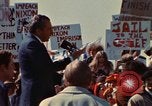 Immagine di Richard Nixon parla alla folla Saginaw Michigan USA, 1974, secondo 19 filmato di repertorio 65675073722