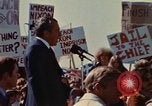 Immagine di Richard Nixon parla alla folla Saginaw Michigan USA, 1974, secondo 23 filmato di repertorio 65675073722