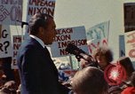 Immagine di Richard Nixon parla alla folla Saginaw Michigan USA, 1974, secondo 29 filmato di repertorio 65675073722