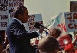 Immagine di Richard Nixon parla alla folla Saginaw Michigan USA, 1974, secondo 40 filmato di repertorio 65675073722