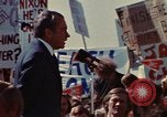 Immagine di Richard Nixon parla alla folla Saginaw Michigan USA, 1974, secondo 51 filmato di repertorio 65675073722