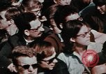 Standbild kriegsfeindliche Demonstranten United States USA, 1968, aus Sekunde 29 historischem Filmmaterial Videoclip 65675073744