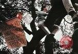 Standbild kriegsfeindliche Demonstranten United States USA, 1968, aus Sekunde 34 historischem Filmmaterial Videoclip 65675073744