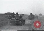 Standbild deutsche Truppen Frankreich, 1940, aus Sekunde 34 historischem Filmmaterial Videoclip 65675073801