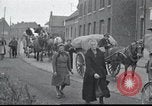 Standbild französische Familien Frankreich, 1940, aus Sekunde 49 historischem Filmmaterial Videoclip 65675073804