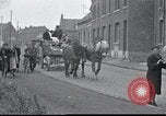 Standbild französische Familien Frankreich, 1940, aus Sekunde 53 historischem Filmmaterial Videoclip 65675073804