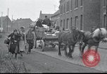 Standbild französische Familien Frankreich, 1940, aus Sekunde 56 historischem Filmmaterial Videoclip 65675073804