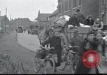 Standbild französische Familien Frankreich, 1940, aus Sekunde 61 historischem Filmmaterial Videoclip 65675073804
