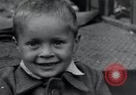 Immagine di Orfani ebraica di Buchenwald lasciando Weimar Weimar in Germania, 1945, secondo 3 filmato di repertorio 65675073866